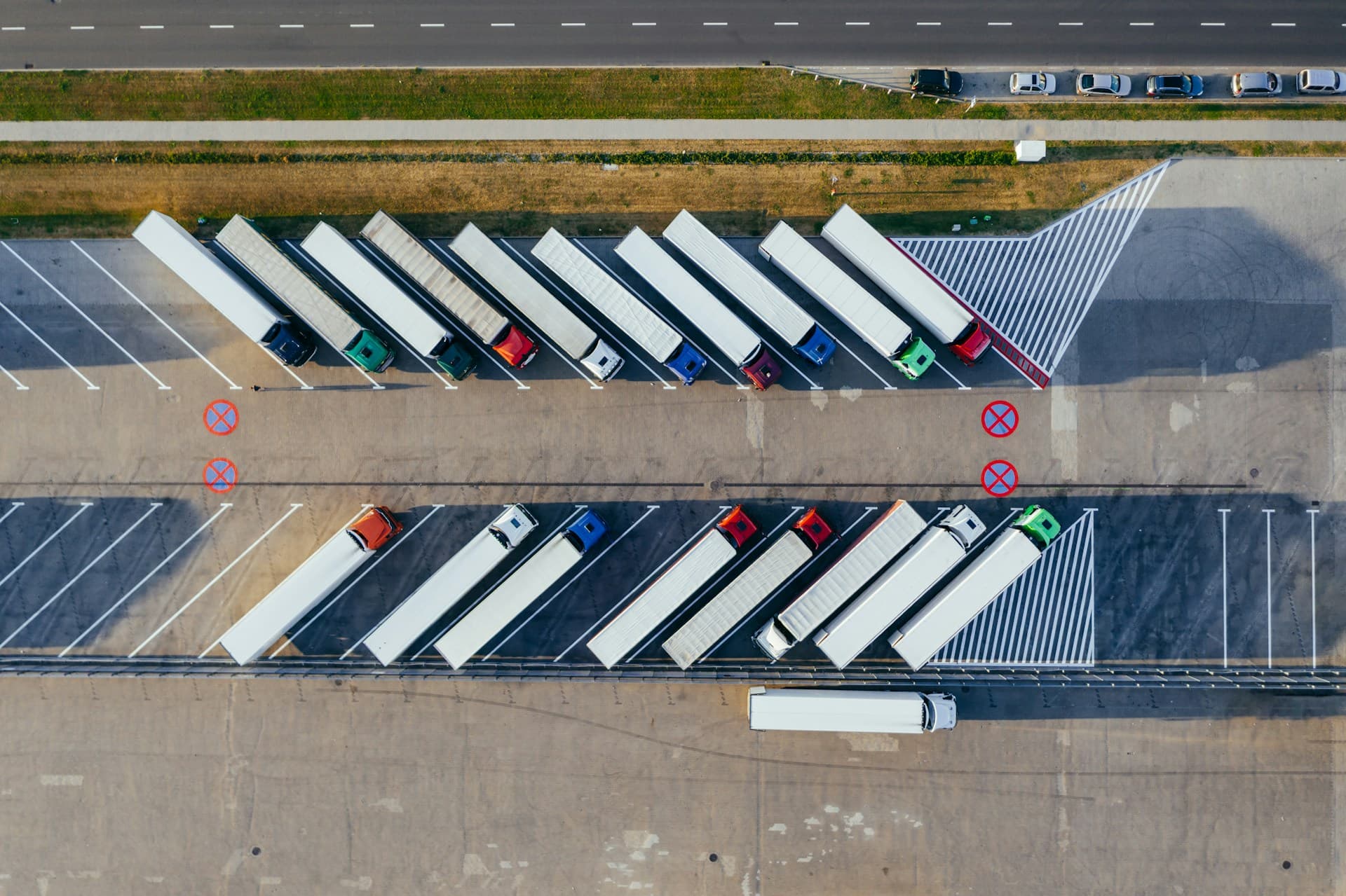 Centre de distribution avec semi-remorques