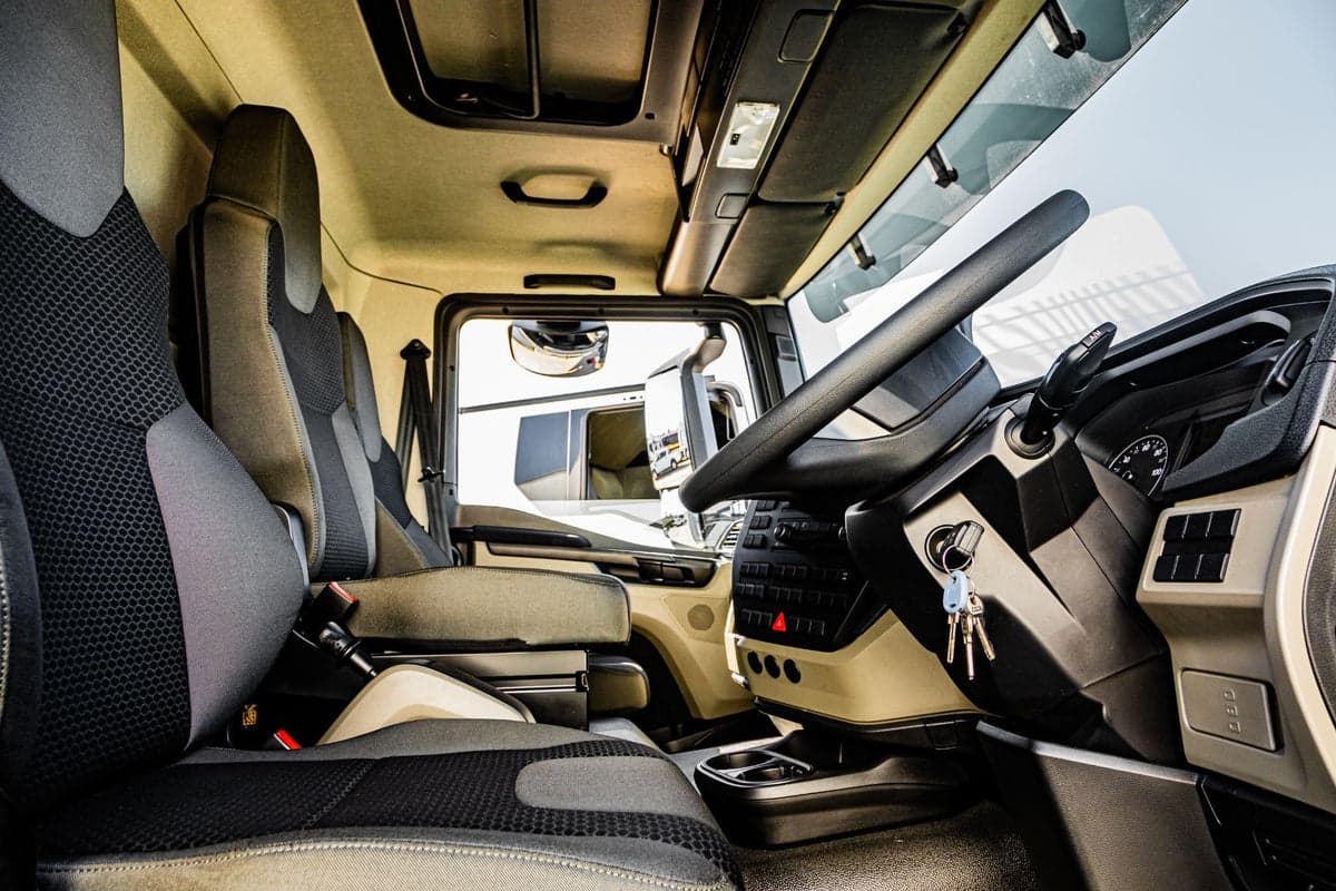 Intérieur de camion avec volant
