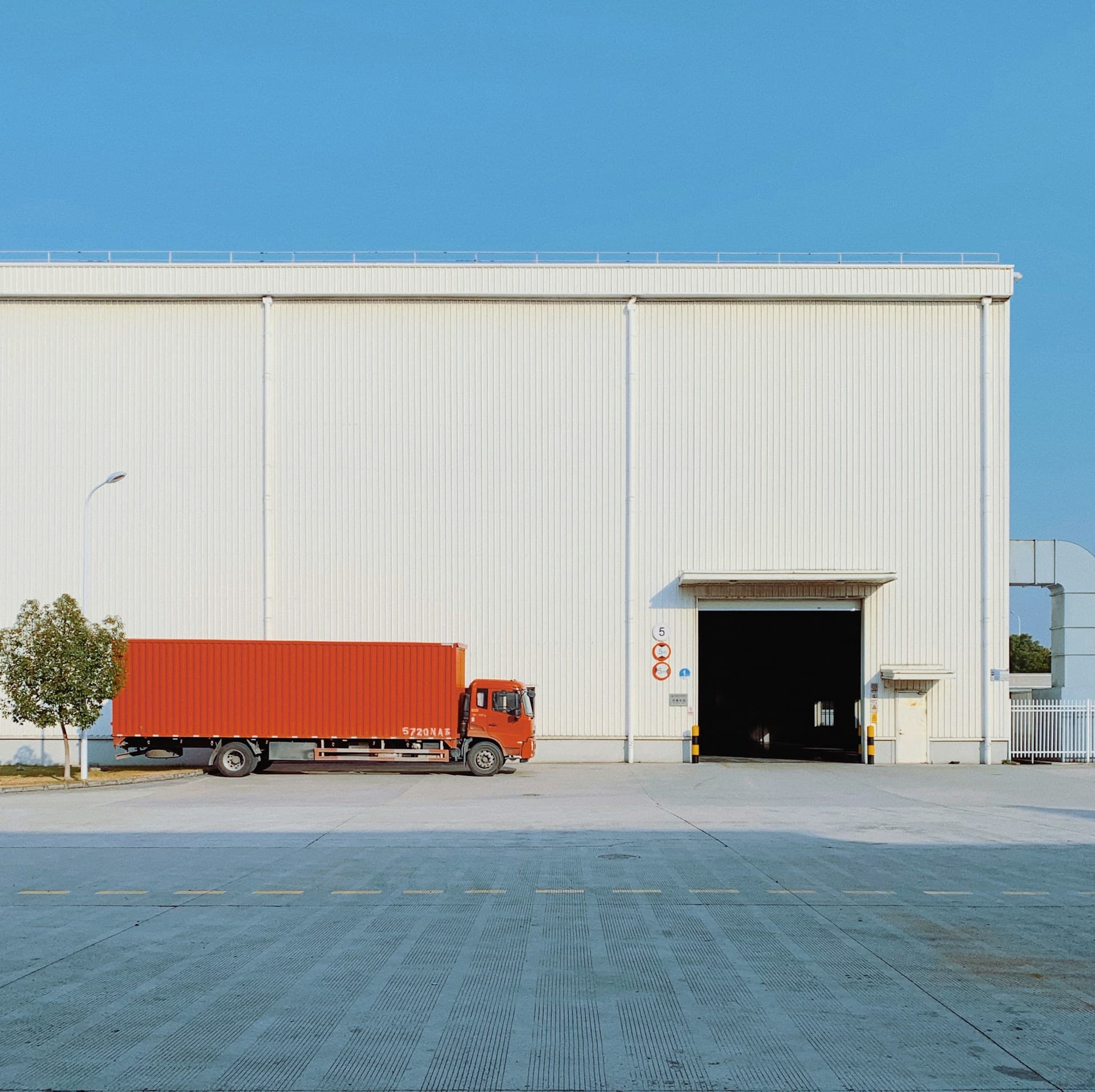 Camion de fret rouge